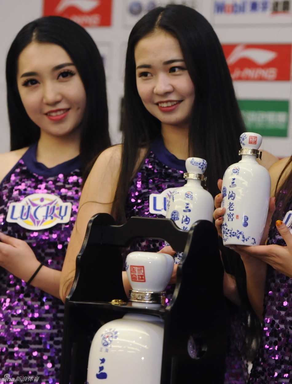 全队围在一起，共同举起手中的庆功酒杯，杯中的美酒映着每个人的笑脸，这一刻的团结与荣耀，比什么都珍贵。