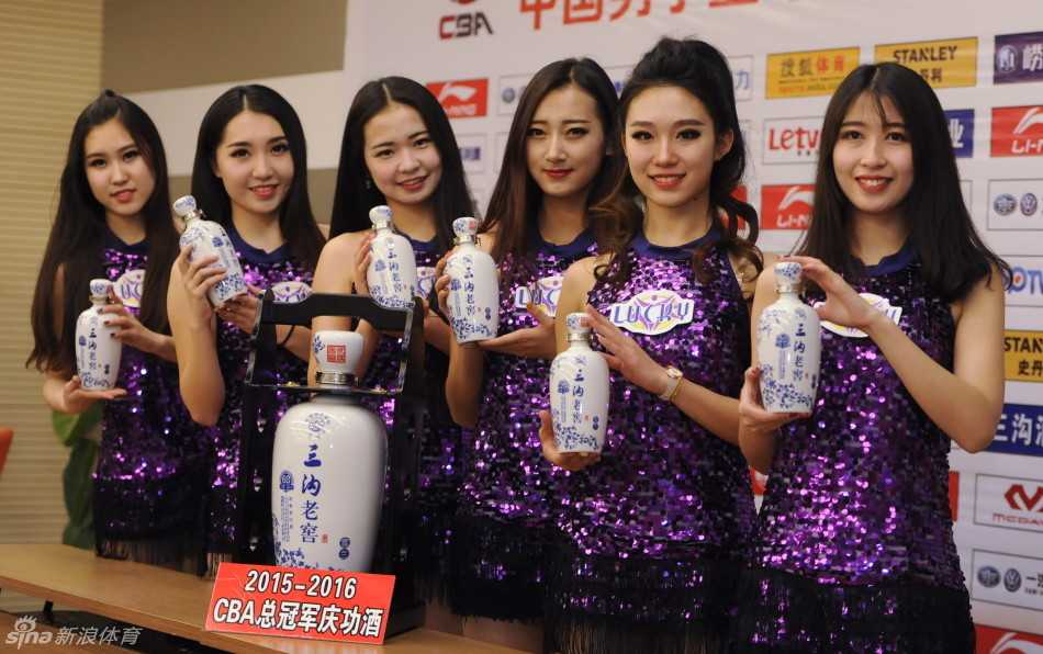 多瓶庆功酒整齐排列，仿佛即将上阵的将士，只待那一声“干杯”的号令，便将所有的激情与汗水一饮而尽。