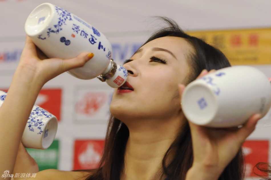 开启的庆功酒瓶塞被高高抛起，飞溅的酒花在灯光下闪烁，那是释放的激情，也是难以忘怀的庆祝瞬间。