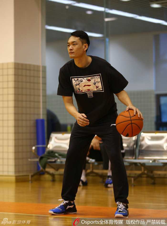 主教练杜锋将两名队员揽在身边进行战术指导，三人的身影在球馆灯光下显得格外温馨，犹如兄长与弟弟在切磋。