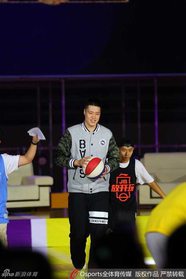 在全场球迷的欢呼声中，贺天举难掩激动之情，与偶像科比热情相拥，这一刻，CBA球星与NBA传奇完成了意义非凡的握手。