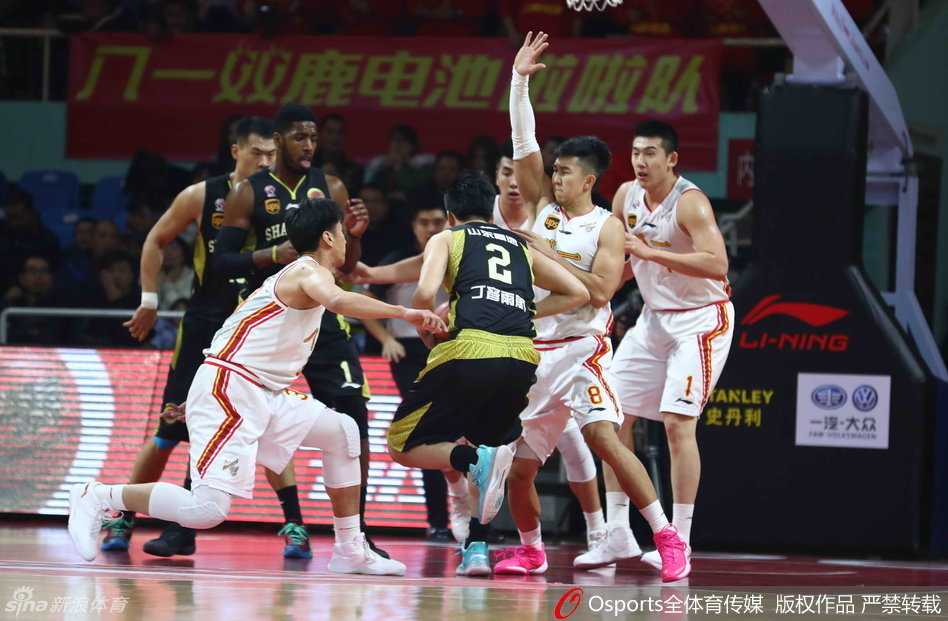 广厦悍将霸气劈扣震惊四座，篮筐在颤抖