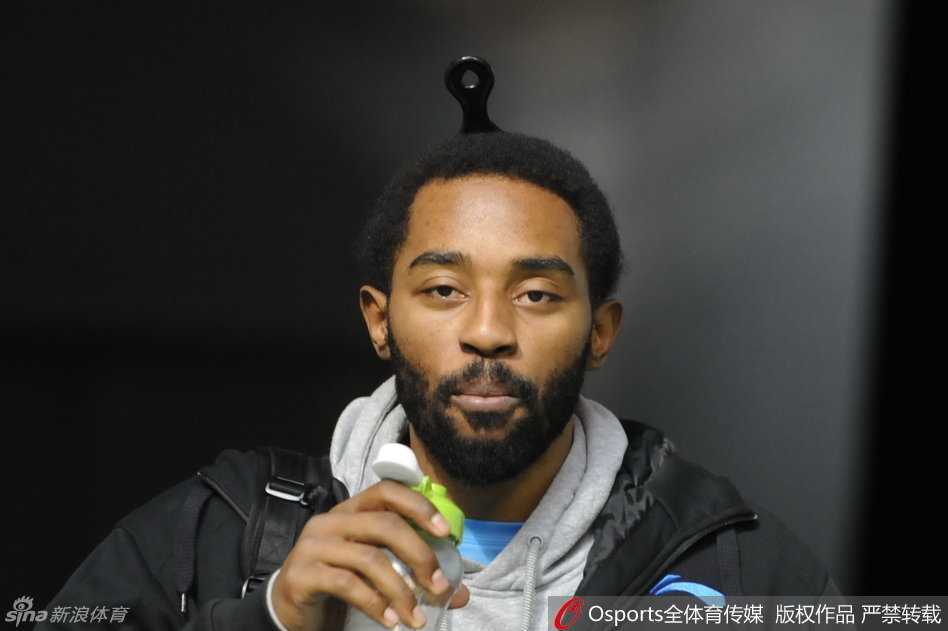 在酒店自助餐台前，大外援哈里斯完全像个大孩子，他一边哼着不知名的小调，一边在餐食区上蹿下跳地挑选食物，面对辽宁本地球迷的合影要求，他搞怪地做着鬼脸，逗得身旁的美女球迷开怀大笑。