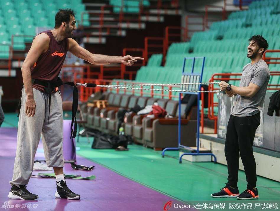 为了帮助邓特蒙尽快在突破中找到投篮节奏，翻译也被拉来加入防守阵营，在杨学增指导的指挥下对邓特蒙进行模拟包夹，这种特殊的训练方式引得场边笑声不断。