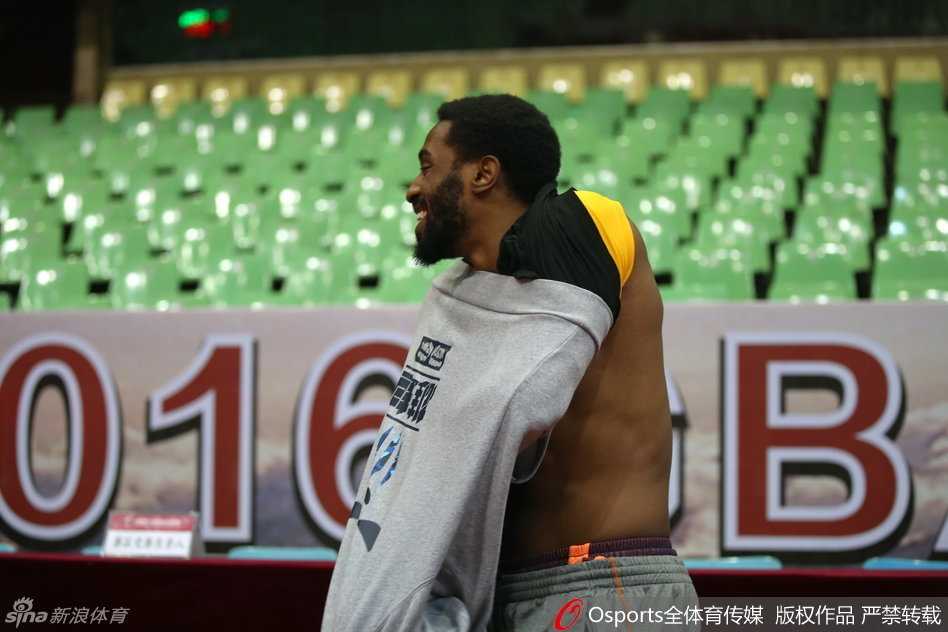 平时在赛场上严肃认真的哈达迪，在训练课上露出了调皮的一面，他正偷偷对着正在接受采访的队友做鬼脸，逗乐了场边的摄影记者。