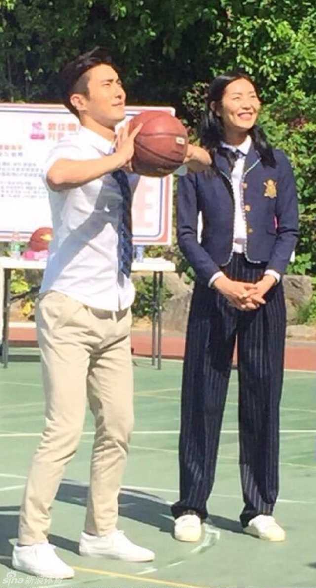 刘雯坐在球场边的凳子上休息，手里转着篮球，侧脸带着恬静的笑意，似乎还沉浸在刚才运动的愉悦之中