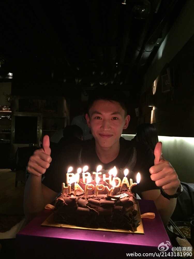 精致的生日蛋糕上点缀着草莓和巧克力，蜡烛的光芒映照着温馨的庆生场景，寓意着对未来的美好期许