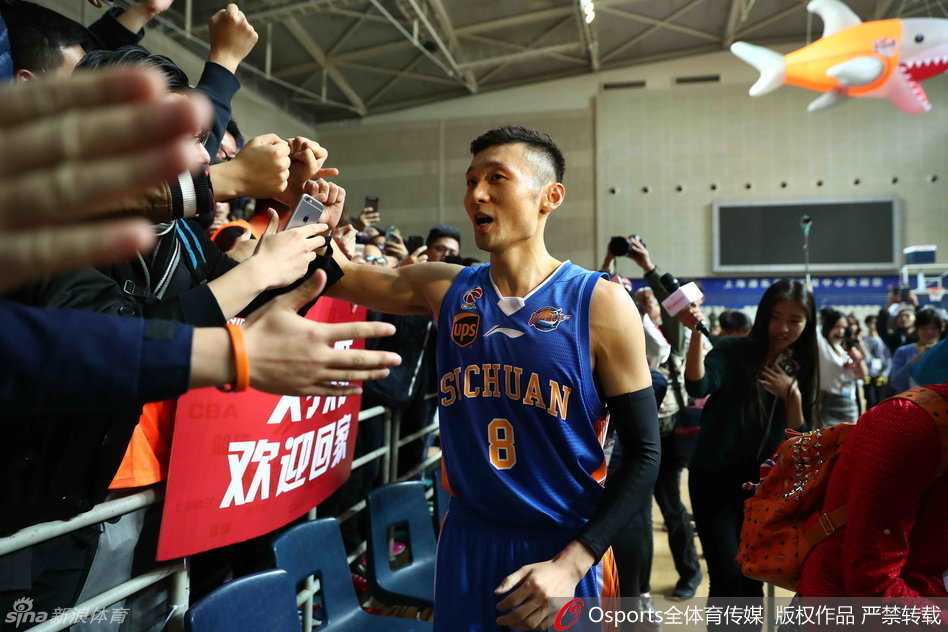 刘晓宇如闪电般撕裂四川队的防线，他运球重心极低，双眼紧盯着篮筐，身旁的防守球员只能望尘莫及，整个动作充满了速度与激情。