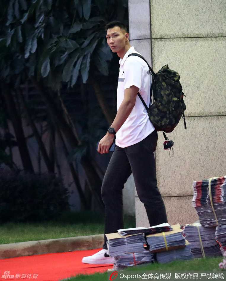 行李车上，除了硕大的行李箱，还有阿联随身背着的黑色双肩包。他低头审视着手机，似乎在向家人或朋友报平安，又或是在处理回归后繁杂的事务，细节中透露出他的谨慎与周到。