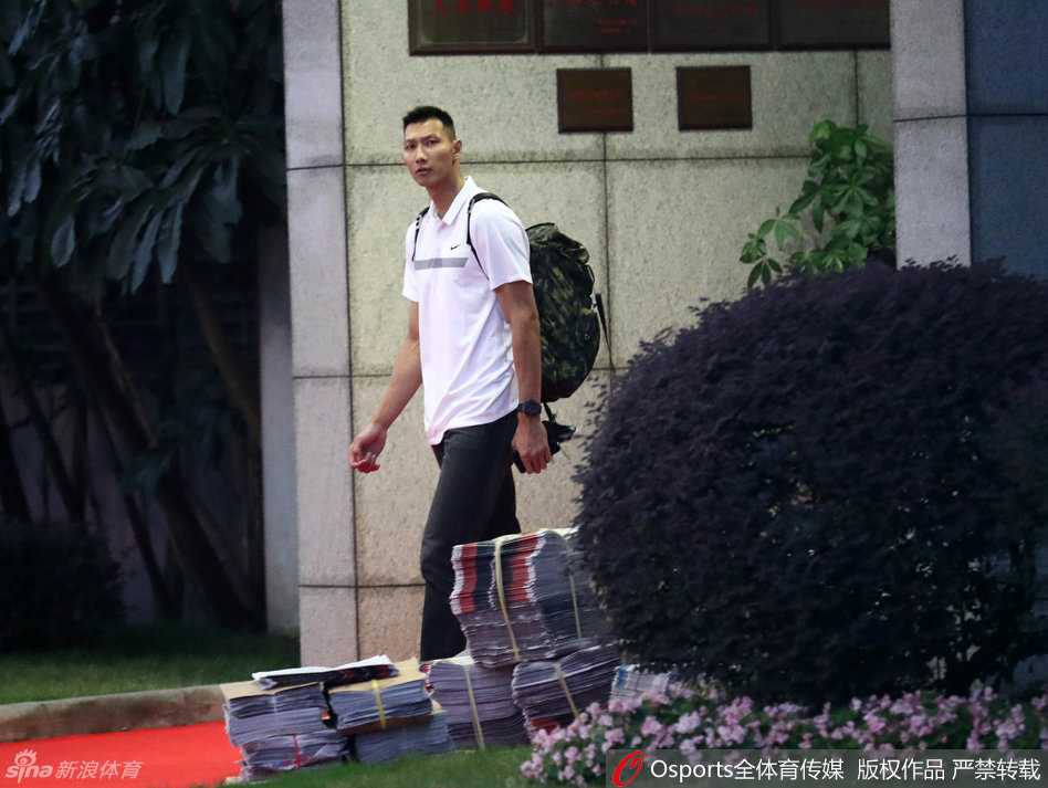 晨曦微露的广州机场，易建联身着洁白衬衫，肩背黑色行囊，独自推着行李车走出通道，神情平静而内敛，仿佛一位刚刚归来的旅人，将NBA的风尘轻轻留在身后。