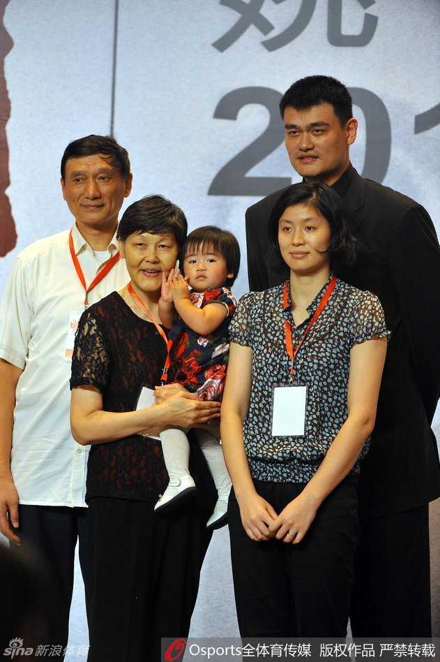 广东宏远为功勋外援积臣举办隆重退役仪式，俱乐部将一座象征荣誉与感谢的金牛送到他手中，积臣面带笑容，身后的15号球衣即将升空。