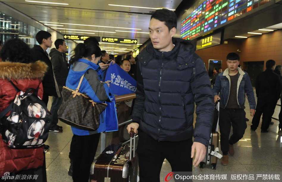 陈江华和周鹏受到了沈阳球迷的热情追捧，微笑致意间，流露出的是对球迷支持的感激，也暗含着在系列赛中证明自己的决心。