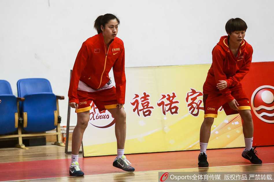 主教练汤姆·马赫神情专注地为围成一圈的队员们讲解战术，他有力的手势仿佛正在为姑娘们勾勒出通往里约的路线图。