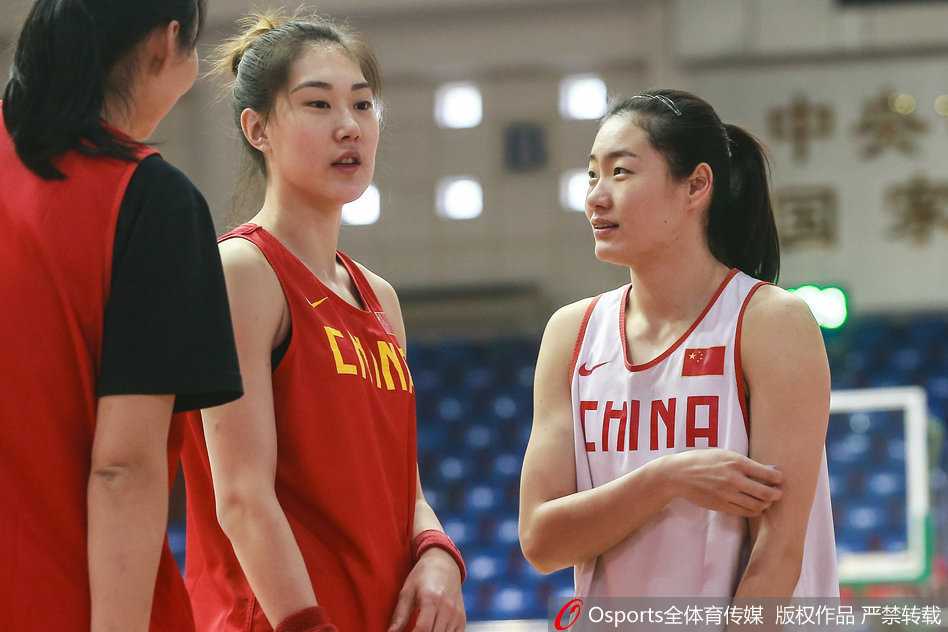 马赫双手插兜，站在场边凝视着场上的训练，他的身影仿佛一座灯塔，指引着中国女篮这艘航船驶向里约的港湾。