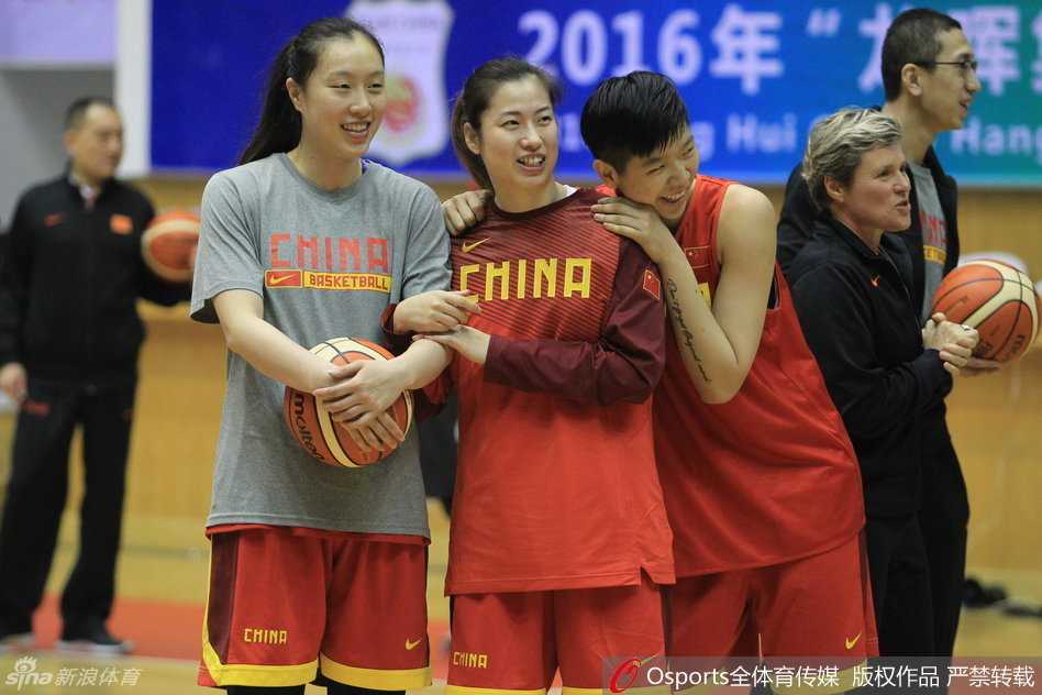 老将陈楠在训练中稳稳出手投篮，篮球在空中划出优美弧线，仿佛承载着中国女篮重返奥运巅峰的梦想。