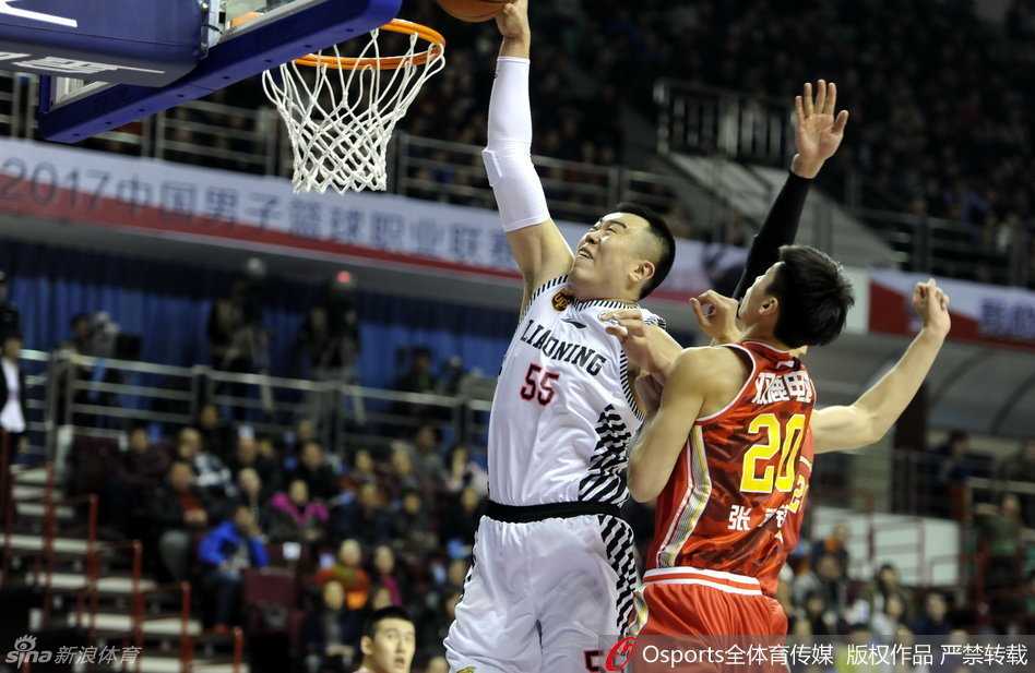 身披辽宁战袍的韩德君如坦克般切入内线，面对八一队的防守球员，他高高跃起，眼神中充满了不可阻挡的决心。