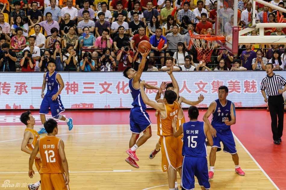 看台上挤满了身着红色T恤的华侨大学球迷，他们挥舞着旗帜，在看台上掀起一阵阵红色的助威人浪，声势浩大