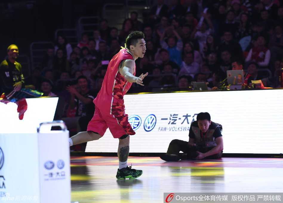 锁定胜局后，赵泰隆激动地握拳庆祝，脸上洋溢着幸福的笑容，他创造了CBA的新历史。