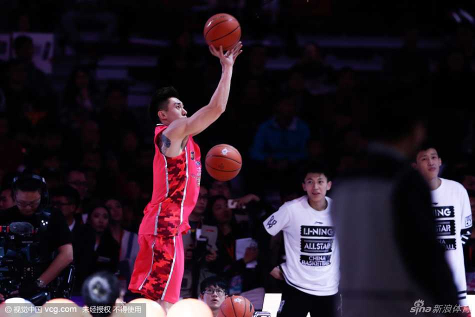 孟铎在三分大赛中神情专注，出手果断，每一个花球都牵动着现场球迷的心弦。