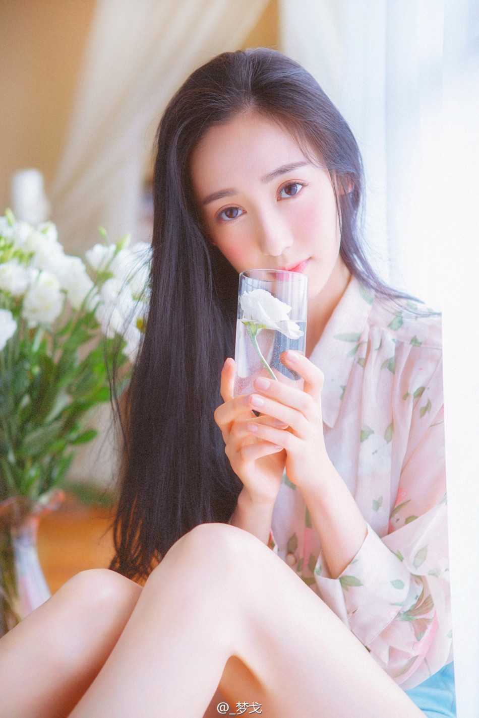 她轻松做出反手摸肚脐的高难度动作，紧致的腰身和灿烂的笑容，彰显出健康运动带来的无限魅力与自信