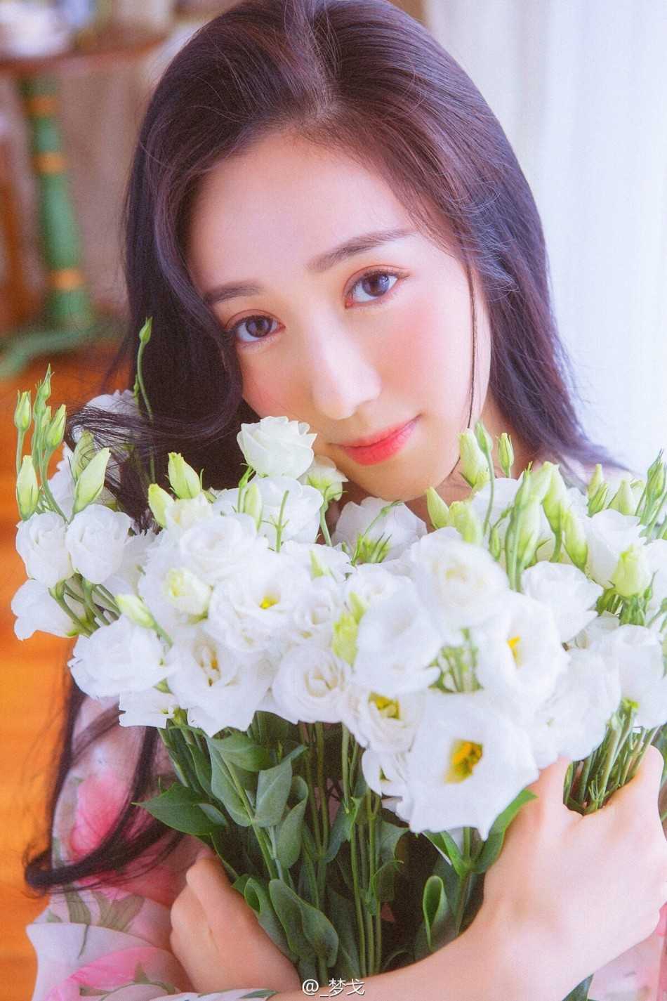 海天一色的泳池边，她留下曼妙的背影，水滴沿着肌肤滑落，健康的曲线与远方的天际线构成一幅充满活力的度假画卷