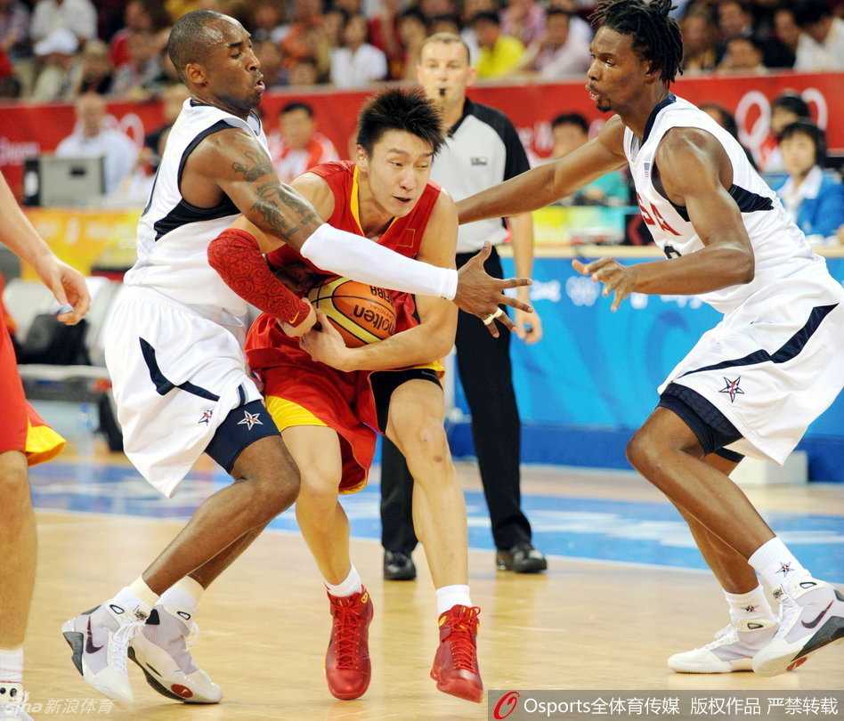 中国后卫陈江华犹如一道闪电，用一个干净利落的背后运球过掉科比，直冲禁区完成上篮，这一刻让五棵松体育馆陷入疯狂。