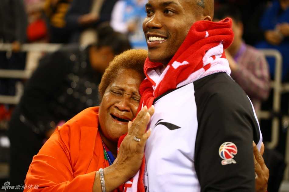 在五棵松体育馆明亮的灯光下，马布里俯身紧紧搂着看台上的母亲，两人的额头贴在一起，仿佛整个世界都为这一刻静止。