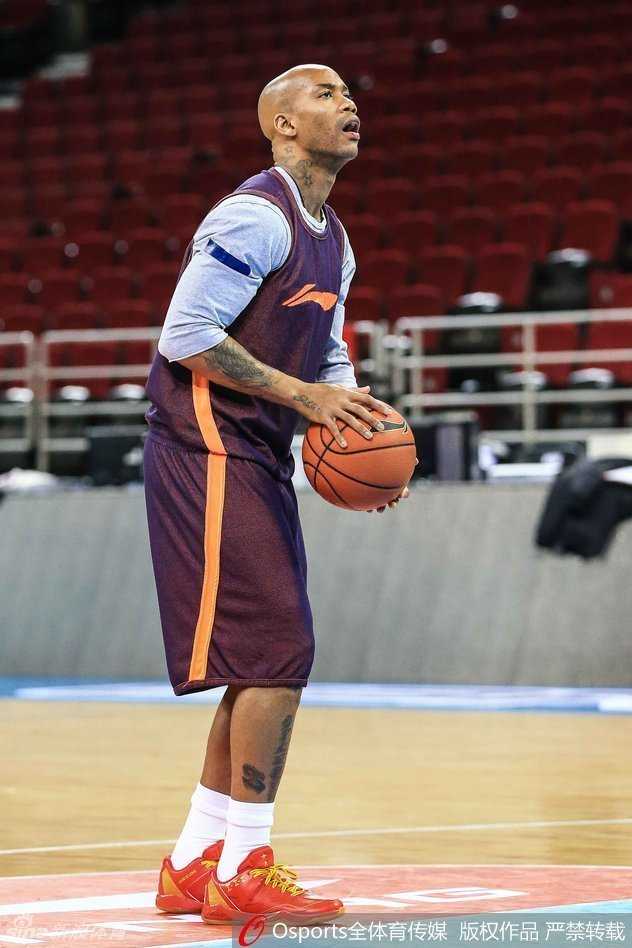 马布里完成一次投篮练习后，满脸笑容地与队友击掌，气氛轻松融洽。