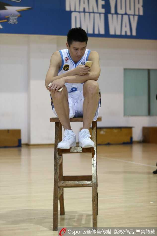 拍摄接近尾声时，几名队员挤在一个椅子上对着镜头自拍，大家脑袋凑在一起笑容灿烂，这一刻没有赛场上的紧张，只有属于兄弟团队的亲密无间。