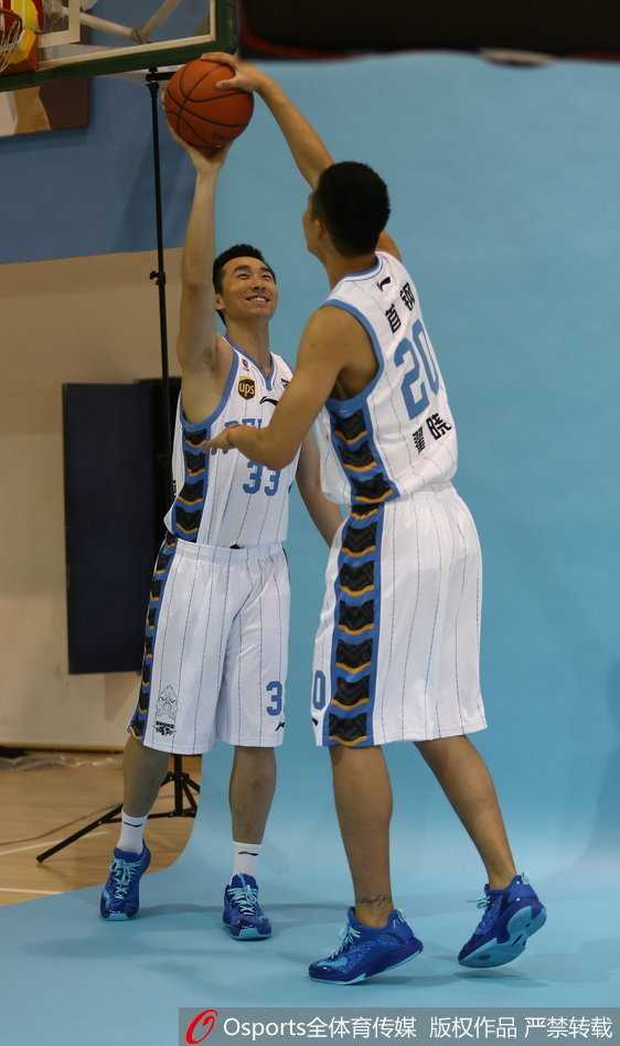 闵鹿蕾指导与几大主力坐在高脚凳上，马布里和莫里斯自然地将手搭在教练肩头，这套正襟危坐的阵容透露出卫冕冠军的从容与霸气。