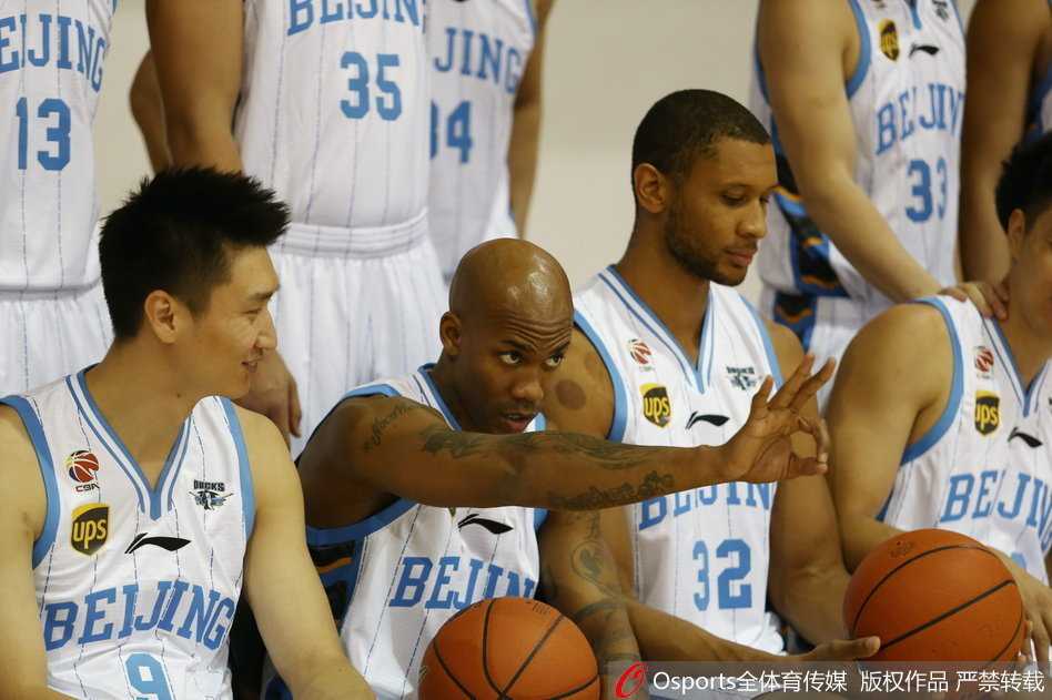 队长吉喆站在背景板前陷入沉思，笔挺的黑色西装衬出他坚毅的侧脸，仿佛在脑海中预演着新赛季的每一次攻防战术。