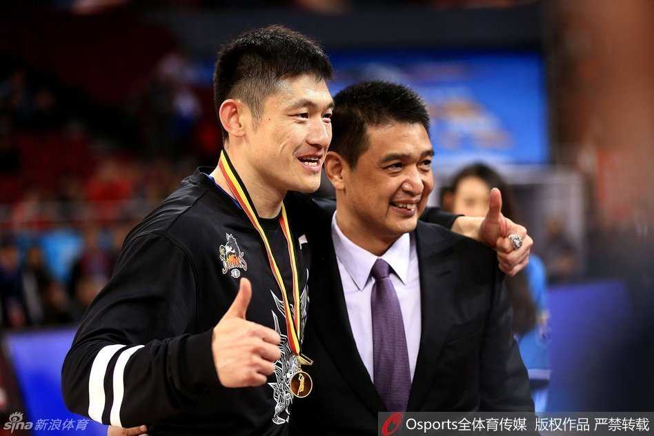 陈磊伸出手指向看台上的铁杆球迷，并高高竖起大拇指，脸上洋溢着回家的喜悦与感动，感谢京城球迷多年来风雨无阻的支持。