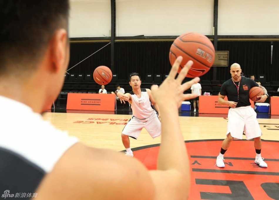 媒体日的静态展示区，Nike Hyperdunk 2016高低帮版本并列而放，在聚光灯下折射出金属般的光泽，仿佛蓄势待发的战车。