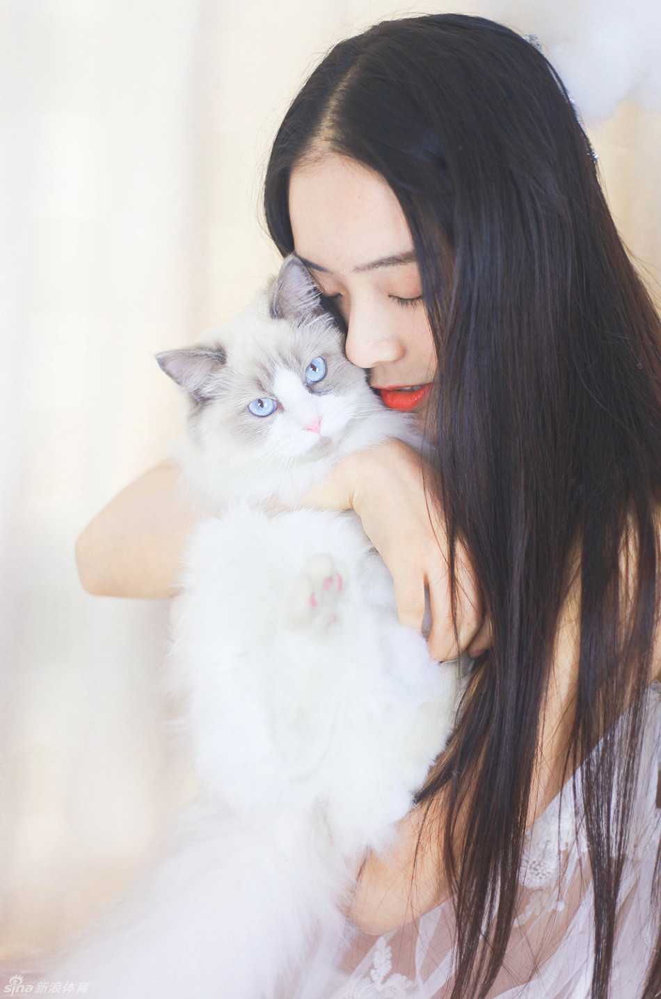 她安然沉入梦乡，清透纱裙与柔软织物融为一体，面庞如婴儿般纯净，周身萦绕着月光般的静谧与满足