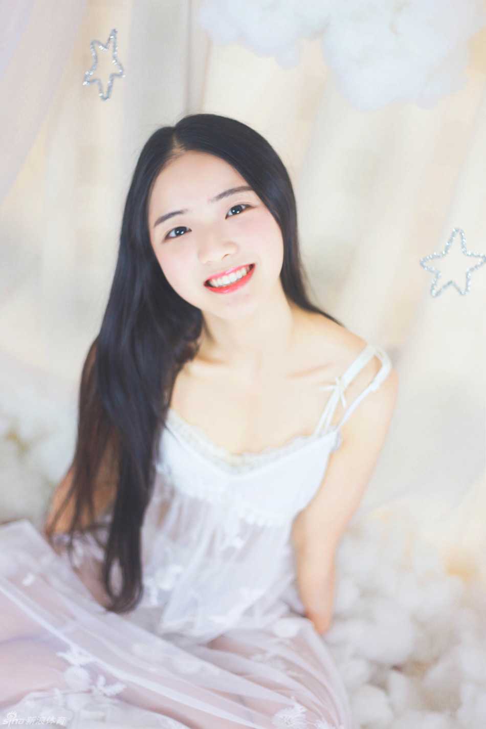 猫咪安静地蜷卧在轻纱裙摆之间，人与猫共享一段静谧时光，空气里弥漫着慵懒与信赖，画面温暖得仿佛能听见呼噜声