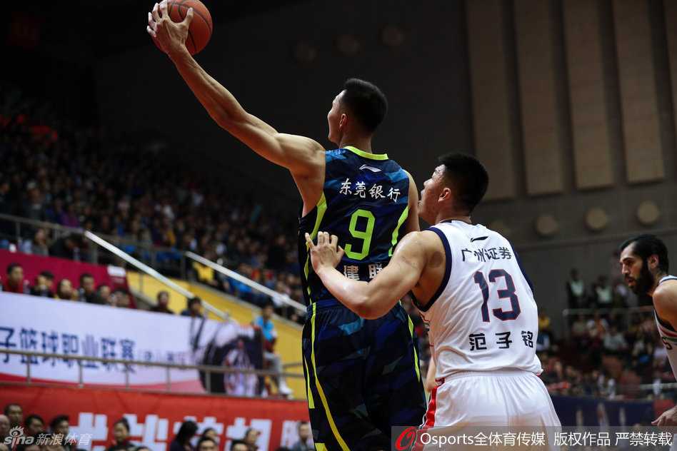 易建联面无惧色，高高跃起手腕轻抖，篮球划过完美弧线，对手的封盖已成背景