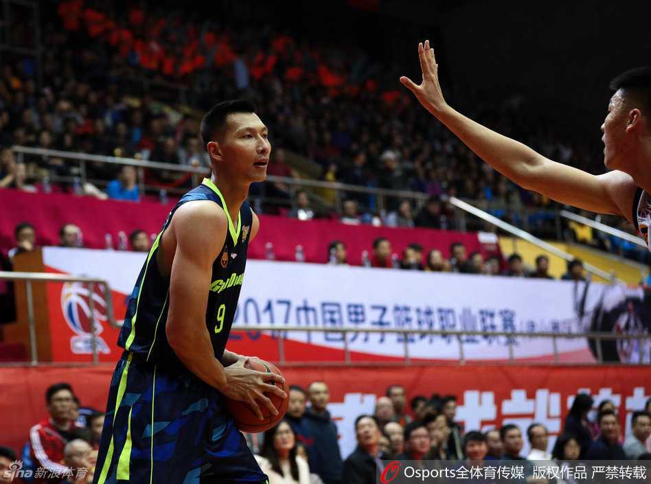 赵睿如猎豹般贴防对手，眼神坚毅手臂舒展，年轻的力量在肌肉碰撞中肆意张扬
