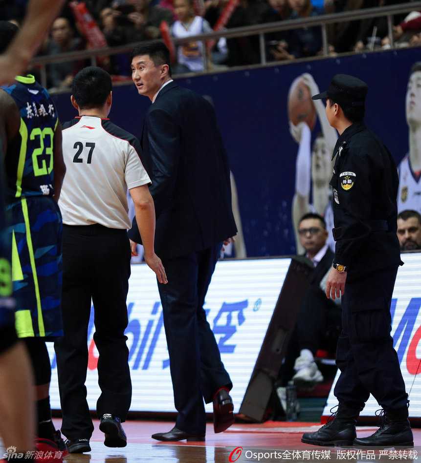 布泽尔遭遇包夹肌肉紧绷，他在重重围堵中强行起篮，眼神里满是NBA老将的倔强