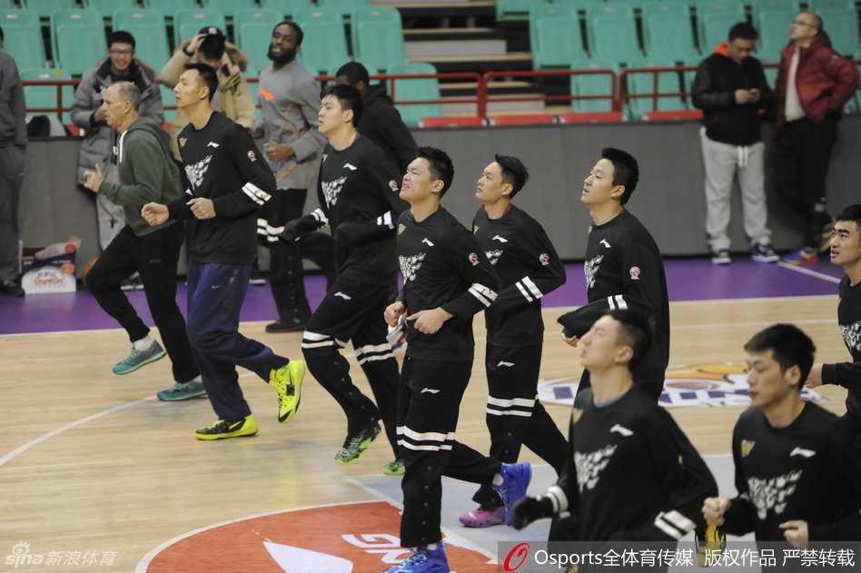 王仕鹏与易建联这对老搭档在训练间隙轻松说笑，大鹏手舞足蹈，阿联则露出难得的开怀笑容，兄弟情谊在举手投足间自然流露。