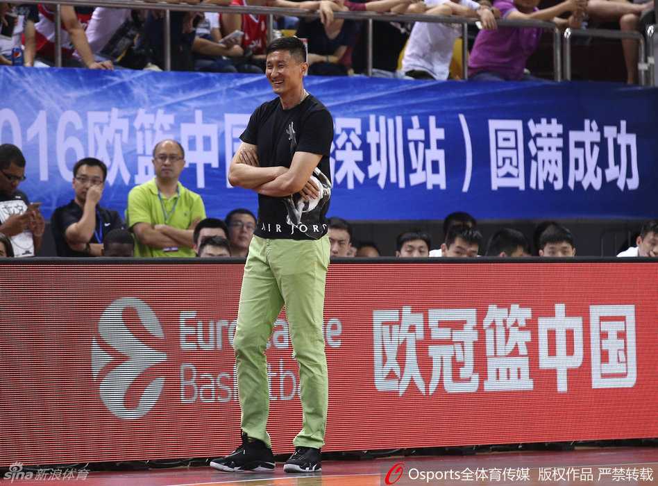 朱芳雨运球强行突破，他压低重心，用扎实的脚步扛着防守球员向内线杀去，肌肉碰撞的声音仿佛就在耳边，瞬间点燃了全场球迷的热情。