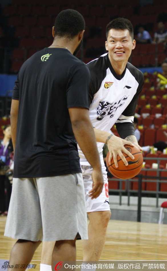 赛前热身时刻，朱芳雨神情专注，在弧顶处缓缓运球寻找手感，仿佛一位老练的猎手在调试最顺手的武器