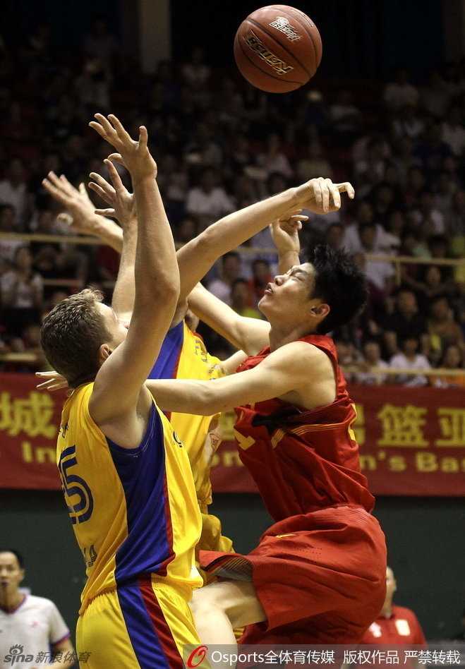 面对罗马尼亚中锋的遮天大帽，胡金秋毫无惧色，他高高跃起试图完成一次势大力沉的双手暴扣。