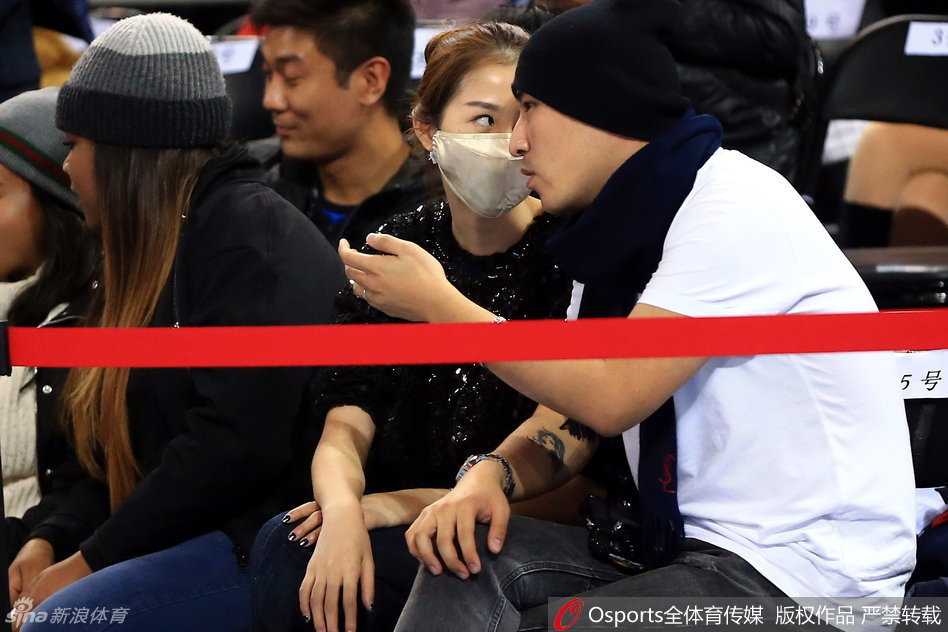 陈露在人流中气质卓然，戴着口罩的她仿佛自带光环，将赛场边变成了个人时尚大片现场。