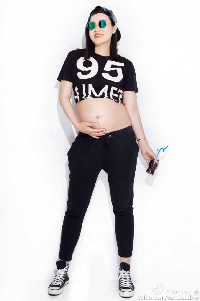 王然迪在沙发上摆出俏皮的表情，尽管孕期身体浮肿，但她依然用自信的姿态诠释着别样的性感与美丽。