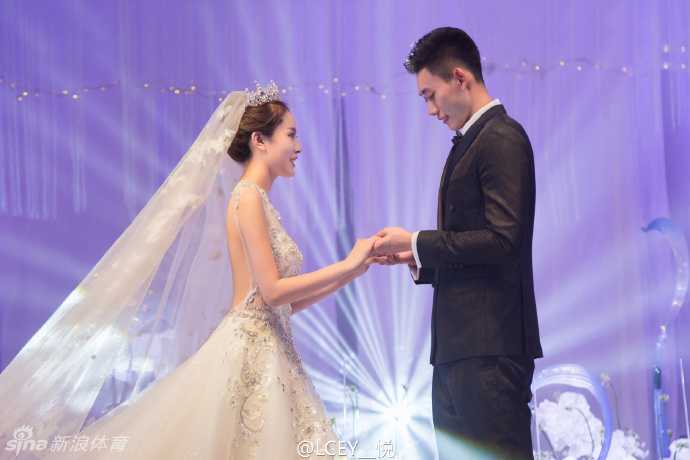 婚礼现场布置得金碧辉煌，巨大的水晶吊灯下，新人与亲朋好友共同举杯，庆祝这一幸福圆满的美好时刻