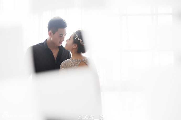 王镤在台上拿起话筒，对着台下亲友发表感言，身旁的新娘静静聆听，画面充满温馨与感动