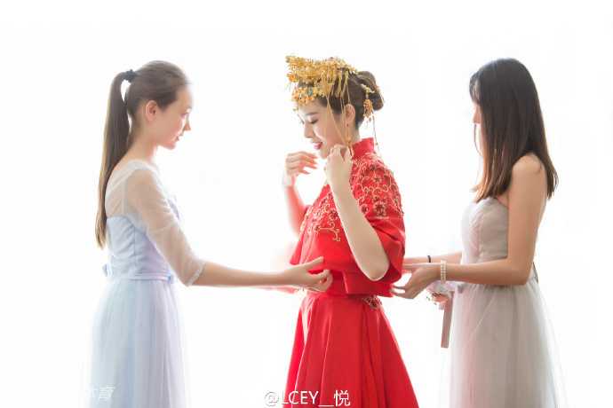 王镤与几位身材高大的队友紧紧相拥，兄弟们的脸上洋溢着灿烂的笑容，肩并肩共同庆祝这人生中的重要时刻