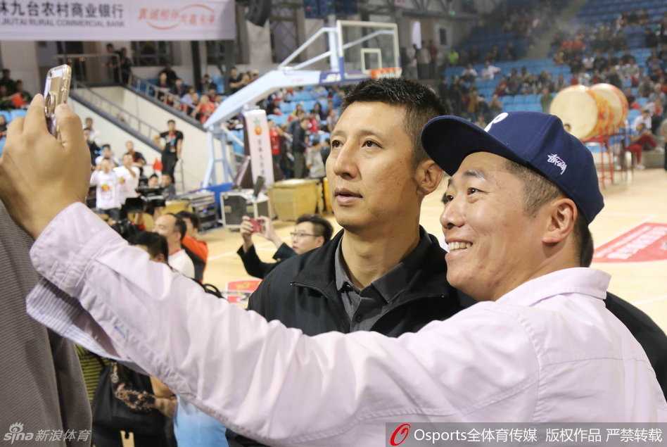 巴特尔在嘉年华上与老友交谈甚欢，高大的身影在人群中格外醒目，内线的统治力已成往事，如今的亲和力却更胜从前