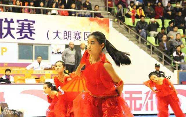 全景镜头下，大朗体育馆内座无虚席，聚光灯打在舞台中央的两位少年身上，他们击鼓的动作整齐划一，气势如虹，身后的背景板上写着公益活动的主题。