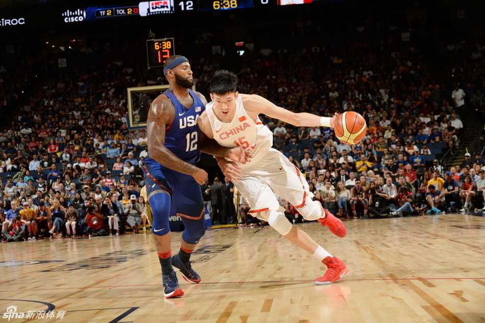 周琦在禁区边缘要位，孤身面对考辛斯的强硬防守，眼神中透露出属于年轻人的无所畏惧。